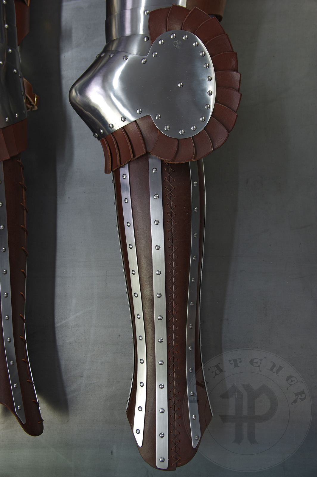 Transitional leg harness based on Guiron le Courtois Manuscript, 1370-1380. Made from medium carbon steel and spring steel 1,2 - 1,5 mm thick; leather 3 mm thick. Heat hardened and tempered up to 42 HRC. / Przejciowe osony ng wzorowane na manuskrypcie Guiron le Courtois, 1370-1380. Wykonane ze stali redniowglowej i sprynowej 1,2 mm - 1,5 mm; skra o gruboci 3 mm. Hartowane i odpuszczane do 42 HRC.  