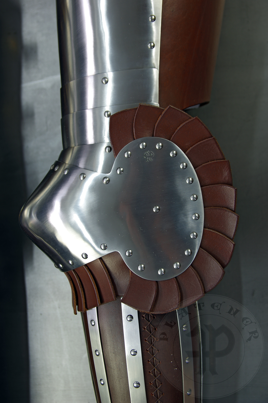 Transitional leg harness based on Guiron le Courtois Manuscript, 1370-1380. Made from medium carbon steel and spring steel 1,2 - 1,5 mm thick; leather 3 mm thick. Heat hardened and tempered up to 42 HRC. / Przejciowe osony ng wzorowane na manuskrypcie Guiron le Courtois, 1370-1380. Wykonane ze stali redniowglowej i sprynowej 1,2 mm - 1,5 mm; skra o gruboci 3 mm. Hartowane i odpuszczane do 42 HRC.  