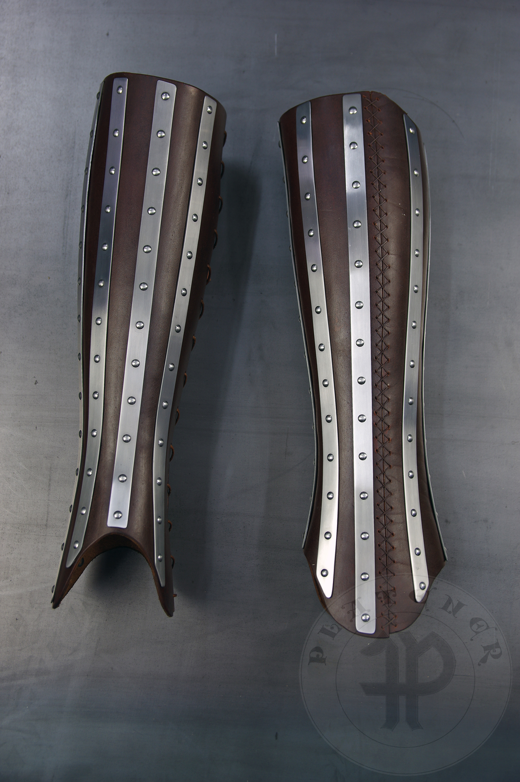 Transitional leg harness based on Guiron le Courtois Manuscript, 1370-1380. Made from medium carbon steel and spring steel 1,2 - 1,5 mm thick; leather 3 mm thick. Heat hardened and tempered up to 42 HRC. / Przejciowe osony ng wzorowane na manuskrypcie Guiron le Courtois, 1370-1380. Wykonane ze stali redniowglowej i sprynowej 1,2 mm - 1,5 mm; skra o gruboci 3 mm. Hartowane i odpuszczane do 42 HRC.  