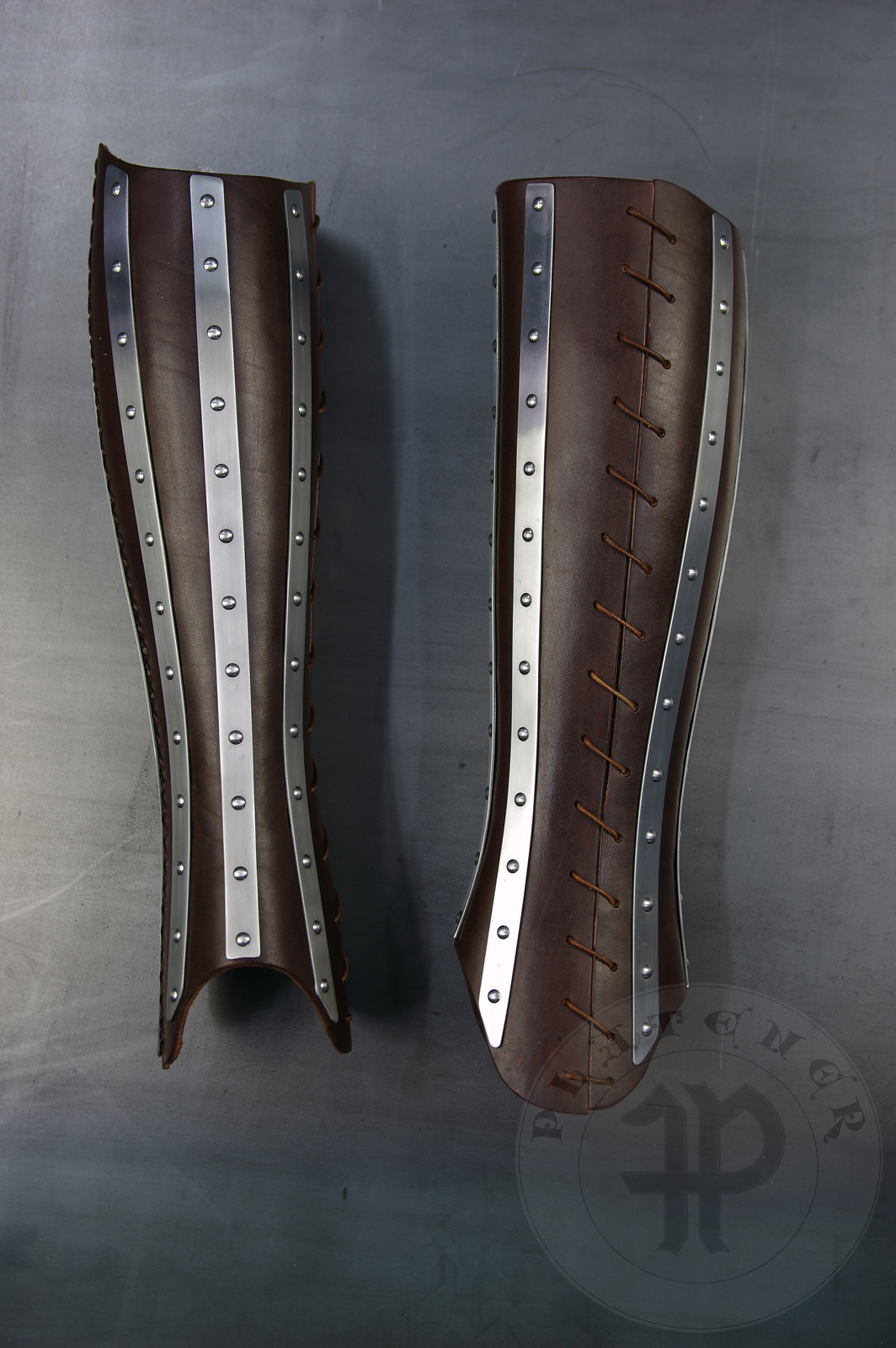 Transitional leg harness based on Guiron le Courtois Manuscript, 1370-1380. Made from medium carbon steel and spring steel 1,2 - 1,5 mm thick; leather 3 mm thick. Heat hardened and tempered up to 42 HRC. / Przejciowe osony ng wzorowane na manuskrypcie Guiron le Courtois, 1370-1380. Wykonane ze stali redniowglowej i sprynowej 1,2 mm - 1,5 mm; skra o gruboci 3 mm. Hartowane i odpuszczane do 42 HRC.  