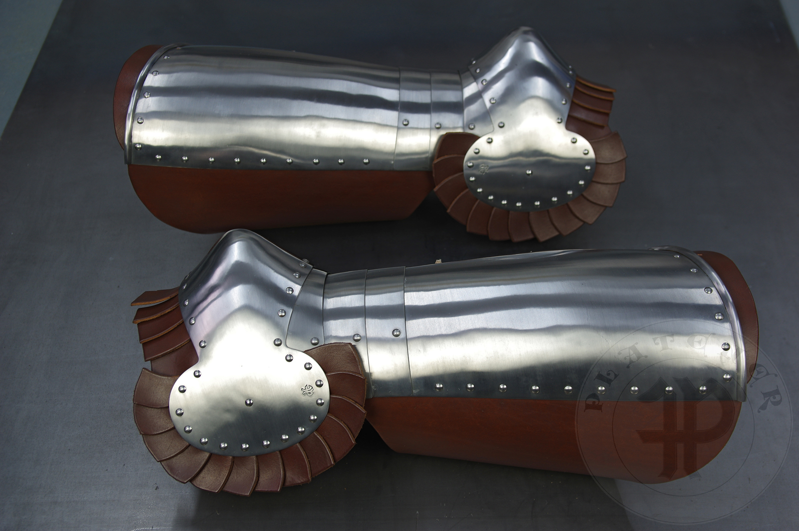 Transitional leg harness based on Guiron le Courtois Manuscript, 1370-1380. Made from medium carbon steel and spring steel 1,2 - 1,5 mm thick; leather 3 mm thick. Heat hardened and tempered up to 42 HRC. / Przejciowe osony ng wzorowane na manuskrypcie Guiron le Courtois, 1370-1380. Wykonane ze stali redniowglowej i sprynowej 1,2 mm - 1,5 mm; skra o gruboci 3 mm. Hartowane i odpuszczane do 42 HRC.  