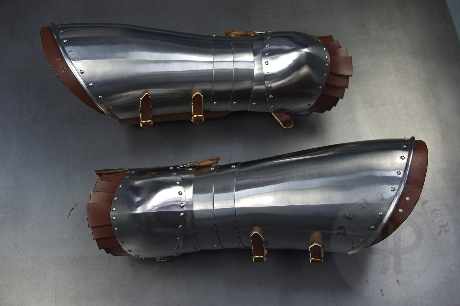 Transitional leg harness based on Guiron le Courtois Manuscript, 1370-1380. Made from medium carbon steel and spring steel 1,2 - 1,5 mm thick; leather 3 mm thick. Heat hardened and tempered up to 42 HRC. / Przejciowe osony ng wzorowane na manuskrypcie Guiron le Courtois, 1370-1380. Wykonane ze stali redniowglowej i sprynowej 1,2 mm - 1,5 mm; skra o gruboci 3 mm. Hartowane i odpuszczane do 42 HRC.  