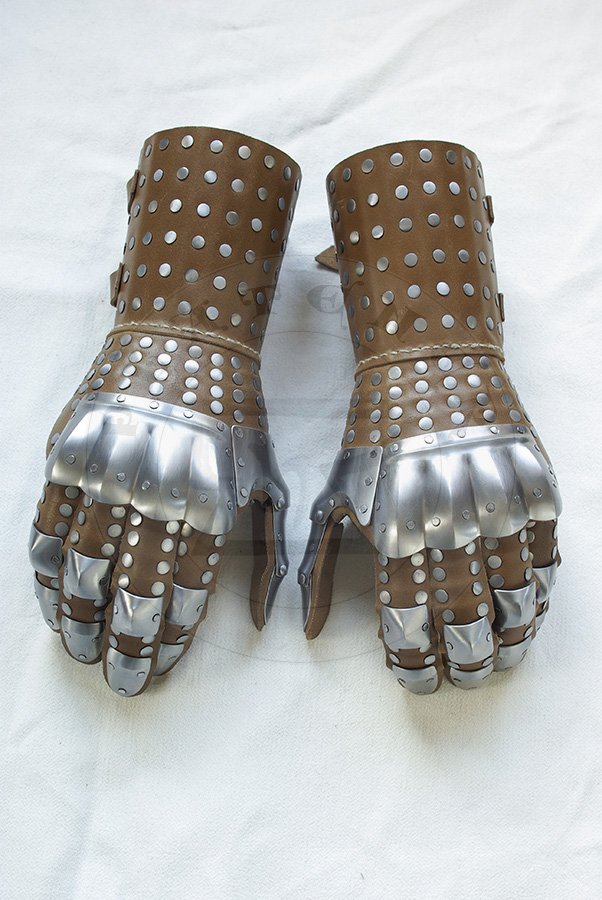 Rkawice wzorowane na rkawicach z Wisby nr 3, poowa XIV wieku./Gauntlets based on gauntlets from Wisby n. 3, mid. XIV c.