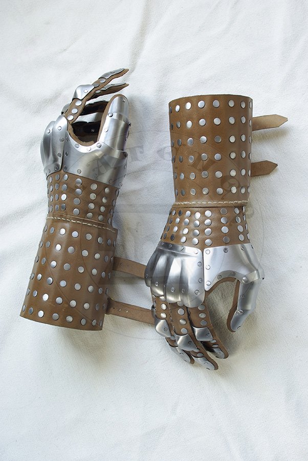 Rkawice wzorowane na rkawicach z Wisby nr 3, poowa XIV wieku./Gauntlets based on gauntlets from Wisby n. 3, mid. XIV c.