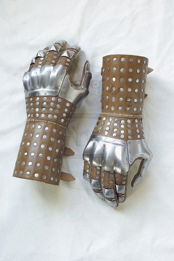 Rkawice wzorowane na rkawicach z Wisby nr 3, poowa XIV wieku./Gauntlets based on gauntlets from Wisby n. 3, mid. XIV c.